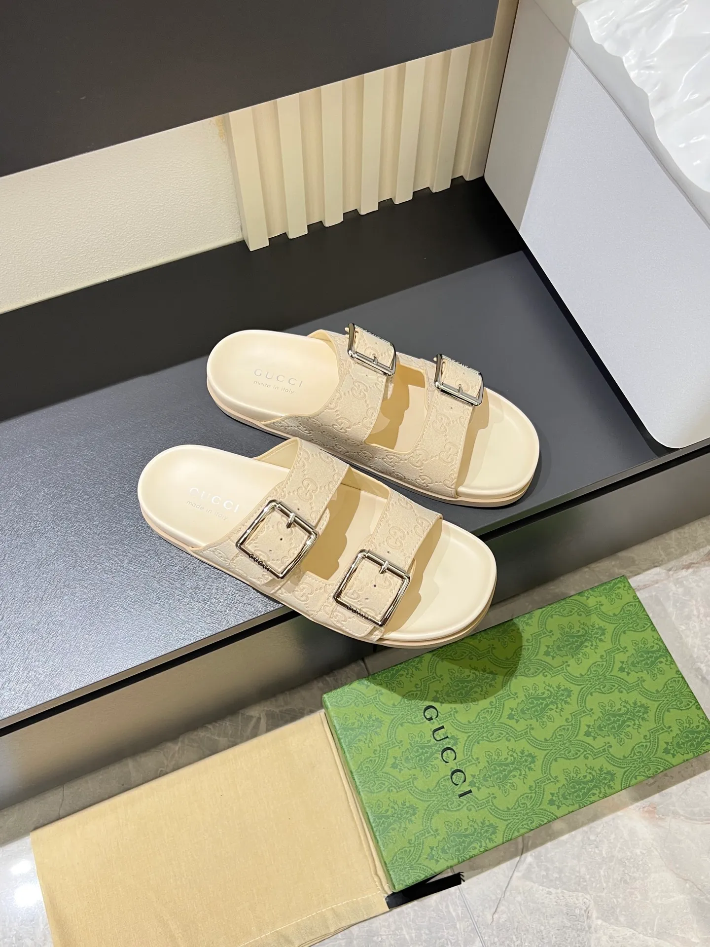 Men's Men's Shoes 💰p320 "GUCC＊" These slippers are made of GG polyester and feature a Gucci label on the front, adding a bold logo feel to the style. "Gucci Made in Italy" stamped label Rubber sole. Size 38-44